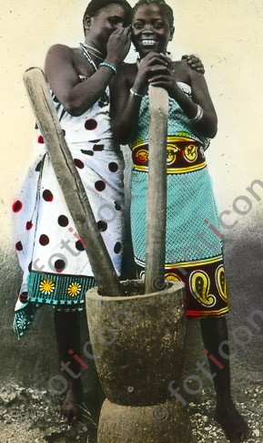 Zwei fröhliche Mädchen | Two cheerful girls - Foto foticon-simon-192-031.jpg | foticon.de - Bilddatenbank für Motive aus Geschichte und Kultur